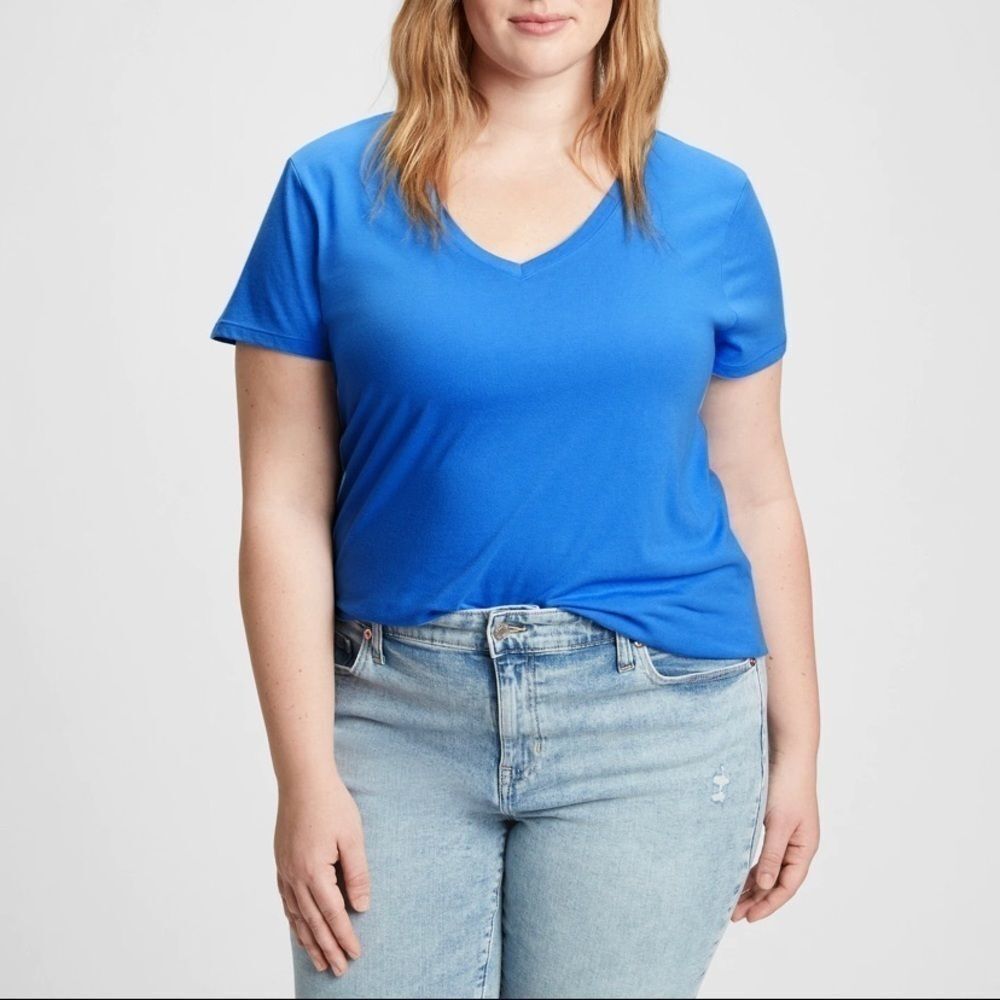Gapย womenโs v neck royal blue favorite teeโ